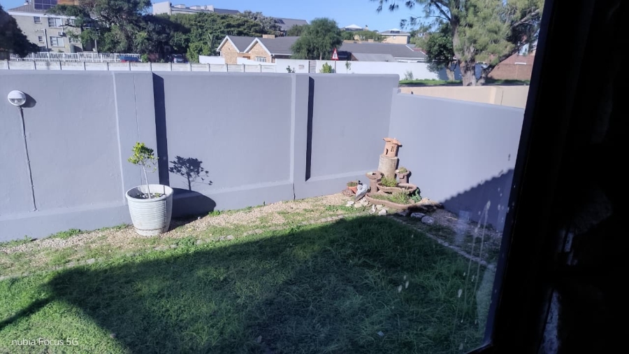 To Let 4 Bedroom Property for Rent in Wavecrest Eastern Cape